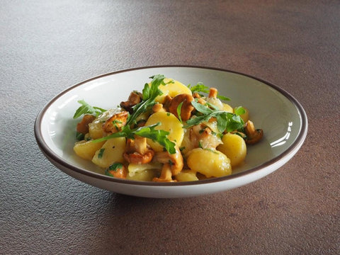 Kartoffelsalat mit Rucola und Pfifferlingen mit Würzpaste Umami - www.altesgewuerzamt.live