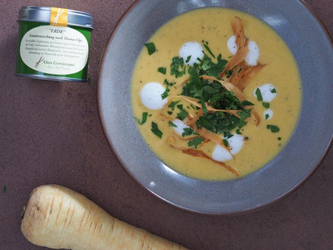 Kartoffelsuppe mit Vilgis Erde und Pastinakenstroh - www.altesgewuerzamt.live