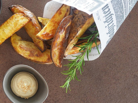 Knusprige Wedges mit Sesam-Mayonnaise und Hollands Frittenwürze - www.altesgewuerzamt.live
