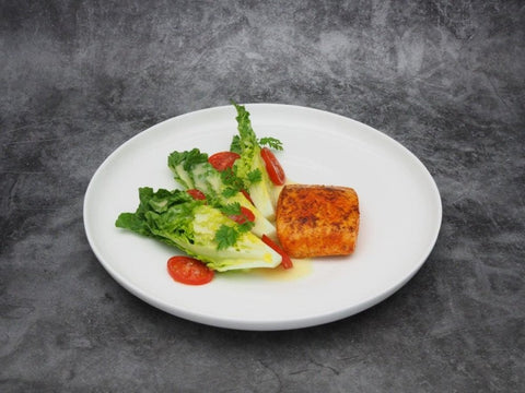 Lachs mit rauchigem Chilisalz auf Romana-Salatherzen - www.altesgewuerzamt.live