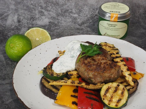 Lammköfte mit Lammgewürz, Grillgemüse und Minzjoghurt - www.altesgewuerzamt.live