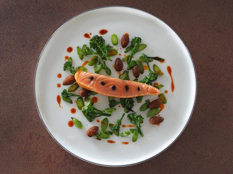 Lauwarmer Rauchlachs mit fermentiertem Knoblauch gespickt, gebratenem wilden Brokkoli und pikanten Rauchmandeln - www.altesgewuerzamt.live