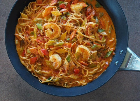 Linguine mit Riesengarnelen auf Wurzelgemüse mit Berg-Lorbeerblätter und Chili Bird‘s Eye - www.altesgewuerzamt.live