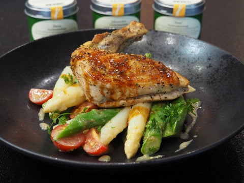 Mit Jahreszeiten gebratene Perlhuhnbrust auf buntem Spargelsalat mit Ducca - www.altesgewuerzamt.live
