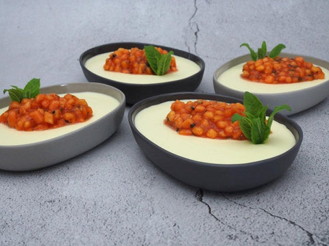 Mousse von weißer Schokolade mit Papaya und Verbena-Pfeffer - www.altesgewuerzamt.live