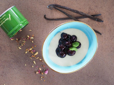 Panna Cotta von der Tahiti-Vanille mit eingelegten Glühweinkirschen - www.altesgewuerzamt.live