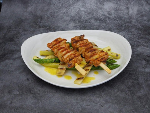 Perlhuhnbrustspieße mit rauchigem Chilisalz auf gegrilltem Spargel - www.altesgewuerzamt.live