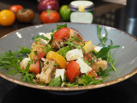 Pikanter Tomaten-Brotsalat mit Chat Masala, roten Zwiebeln, Feta und Rucola - www.altesgewuerzamt.live