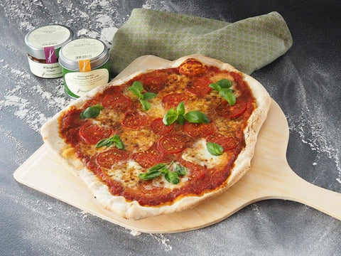 Pizza Margherita mit Römergewürz und Würzpaste Tomate - www.altesgewuerzamt.live