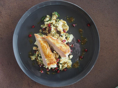 Poularde auf Blumenkohlsalat & Granatapfelkernen - www.altesgewuerzamt.live