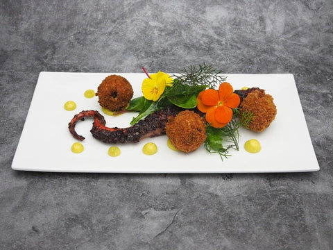 Pulpo mit BBQ Rub Ocean, Sobrasadakrapfen, Hanfmayonnaise und Kräutersalat - www.altesgewuerzamt.live