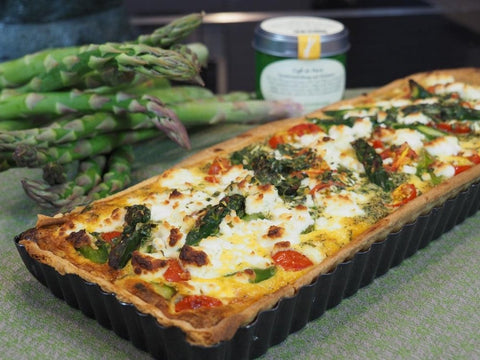 Quiche mit Café de Paris, Ziegenkäse, grünem Spargel und Kirschtomaten - www.altesgewuerzamt.live