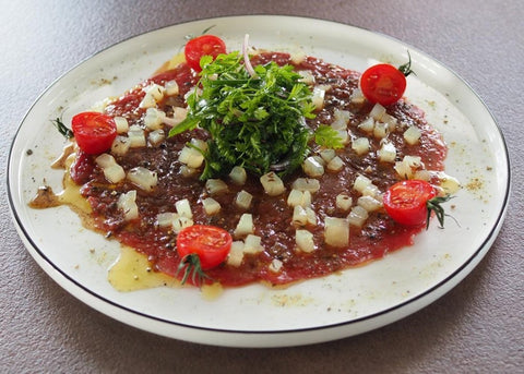 Rinder-Carpaccio mit Zitronen-Pfeffer, Streusel vom Harzer Handkäs und grüne Soße-Kräutersalat - www.altesgewuerzamt.live