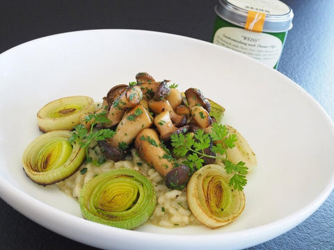 Risotto mit Vilgis Weiss, Lauch und Kräutersaitlingen - www.altesgewuerzamt.live