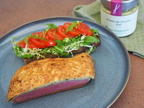 Rumpsteak Strindberg mit Kräuter der Provence Senf und Tomaten-Rucola-Stulle - www.altesgewuerzamt.live