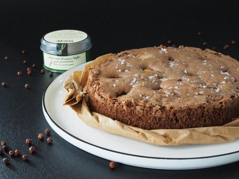 Salt & Pepper Brownie mit Macadamianüssen, rotem Kampot-Pfeffer und Maldonsalz - www.altesgewuerzamt.live