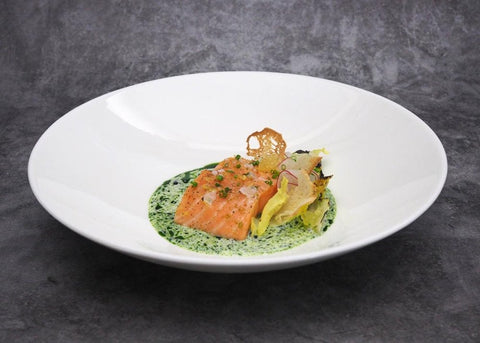 Sanft gegarte Lachsforelle von der Zedernholz-Planke mit Silvaner-Butter und gegrilltem Salat - www.altesgewuerzamt.live
