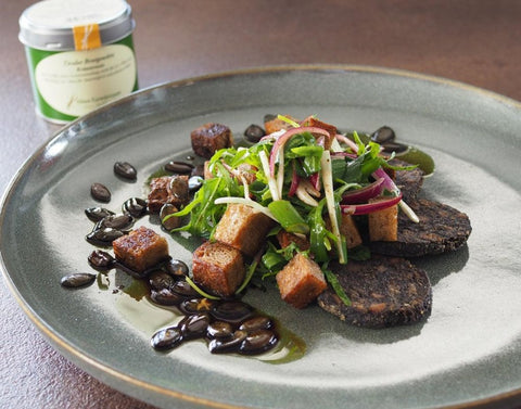 Sauerteig-Brotsalat mit Tiroler Brotgewürz, roten Zwiebeln und Blutwurst - www.altesgewuerzamt.live
