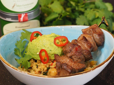 Scharfe Lammspießchen mit Taboulé und Avocado-Dip - www.altesgewuerzamt.live
