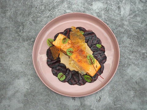 Schottenlachs mit BBQ Rub Ocean von der Feuerplanke mit roter Bete und Kümmelkrokant - www.altesgewuerzamt.live