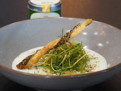 Spargelsuppe mit Lauchstroh und Zatar-Blätterteigstangen - www.altesgewuerzamt.live