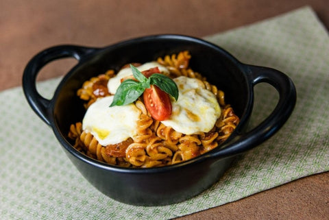 Spirelli mit Römergewürz, Tomatensoße und Mozzarella überbacken - www.altesgewuerzamt.live