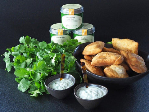 Vegetarische Samosas mit Curry Anapurna und Koriander-Limetten-Joghurt - www.altesgewuerzamt.live