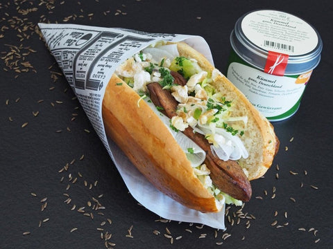 Weißwurst Hot Dog mit Süßer-Senf-Mayonnaise, Kümmel-Spitzkohl und gesalzenem Rettich - www.altesgewuerzamt.live