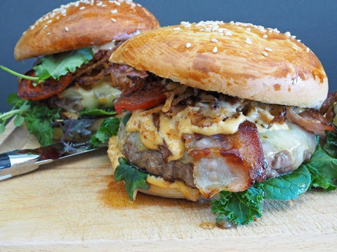 Whisky Flamed Burger mit Cajun Spice - www.altesgewuerzamt.live