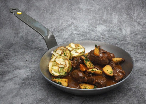 Wildschweinragout mit Quatre Épices, Kräutersaitlingen und Breznknödeln - www.altesgewuerzamt.live