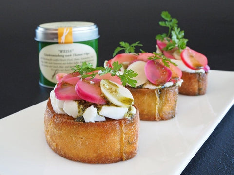 Ziegenfrischkäse-Crostini mit gepickelten Radieschen und Vilgis Weiss - www.altesgewuerzamt.live
