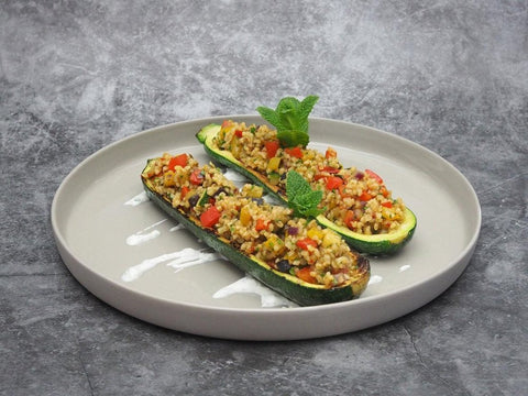 Zucchini gefüllt mit Gemüse-Bulgur und Gyros Gewürz auf griechischem Joghurt - www.altesgewuerzamt.live