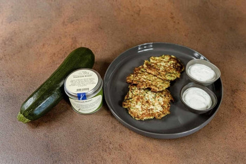 Zucchinipuffer mit Gewürzsalz Kräuter und Joghurt-Dip - www.altesgewuerzamt.live