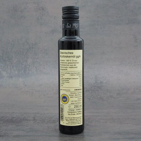 Steirisches Kürbiskernöl in der Flasche – nussig-würzig für Salate, Suppen und Vanilleeis