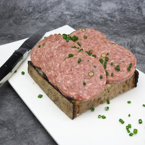 Försters Vesper Wildmett auf Bauernbrot mit Cornichons serviert – Vesper-Spezialität