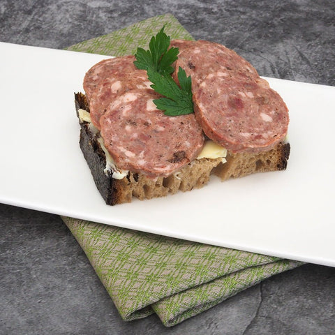 Försters Geheimnis Wildmett auf Bauernbrot serviert – Vesper-Spezialität