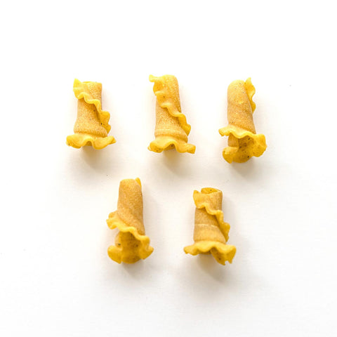 Curry-Pasta Tulpen in Blütenform – handgemacht aus Hartweizengrieß, Nahaufnahme