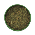 Estragon geschnitten Detail – getrocknete Blättchen für Sauce Béarnaise