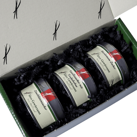 Geschenkbox Franzbrötchen geöffnet – Zimtblütenzucker, Vanille-Tonka-Zucker und Kardamomzucker