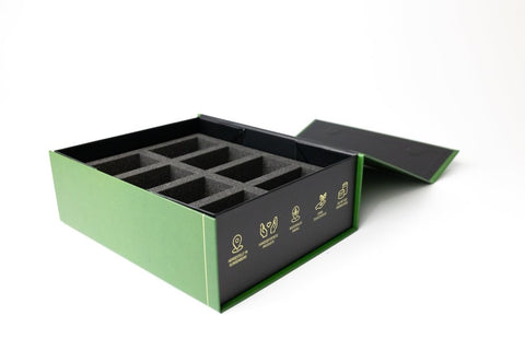 Large gift box 8-tin inlay detail – an elegant magnetic closure