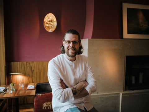 Philipp Vogel beim Würzen mit X-Berg Boom in der Orania-Küche